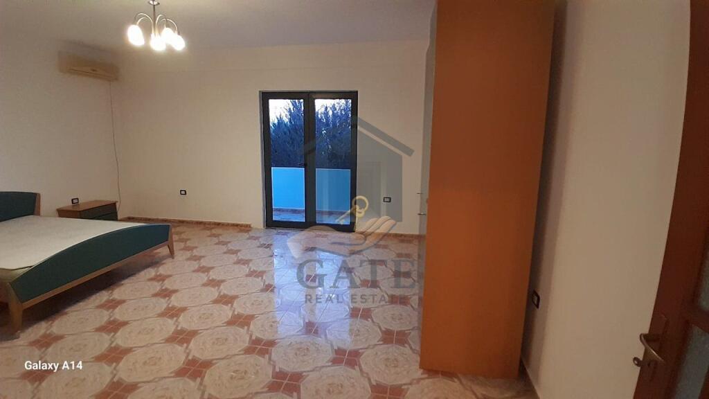 Jepet me qera kati i dytë i një shtëpie 2-katëshe, pranë Spitalit të Durrësit.