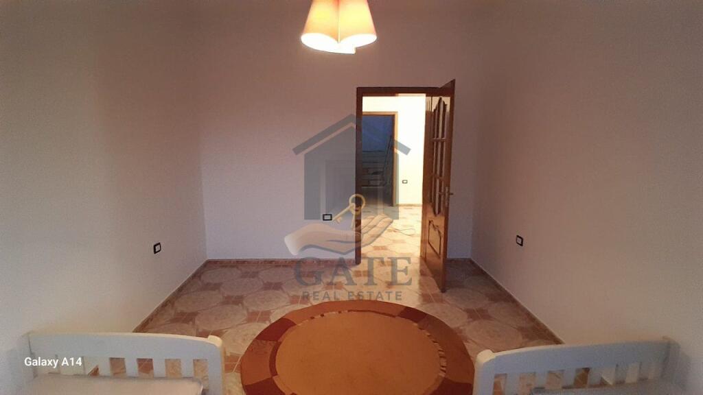 Jepet me qera kati i dytë i një shtëpie 2-katëshe, pranë Spitalit të Durrësit.