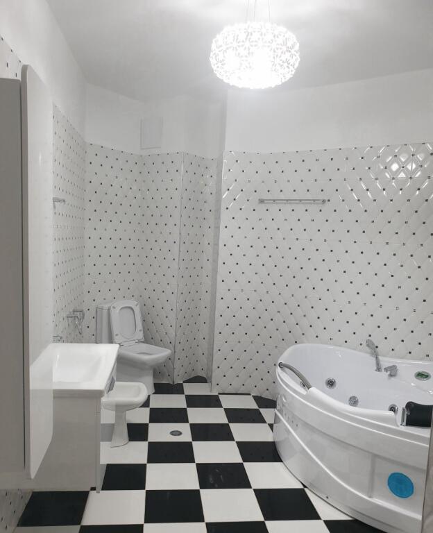 Shitet Apartament 3+1+3 banjo+3 ballkone, Liqeni  Thate