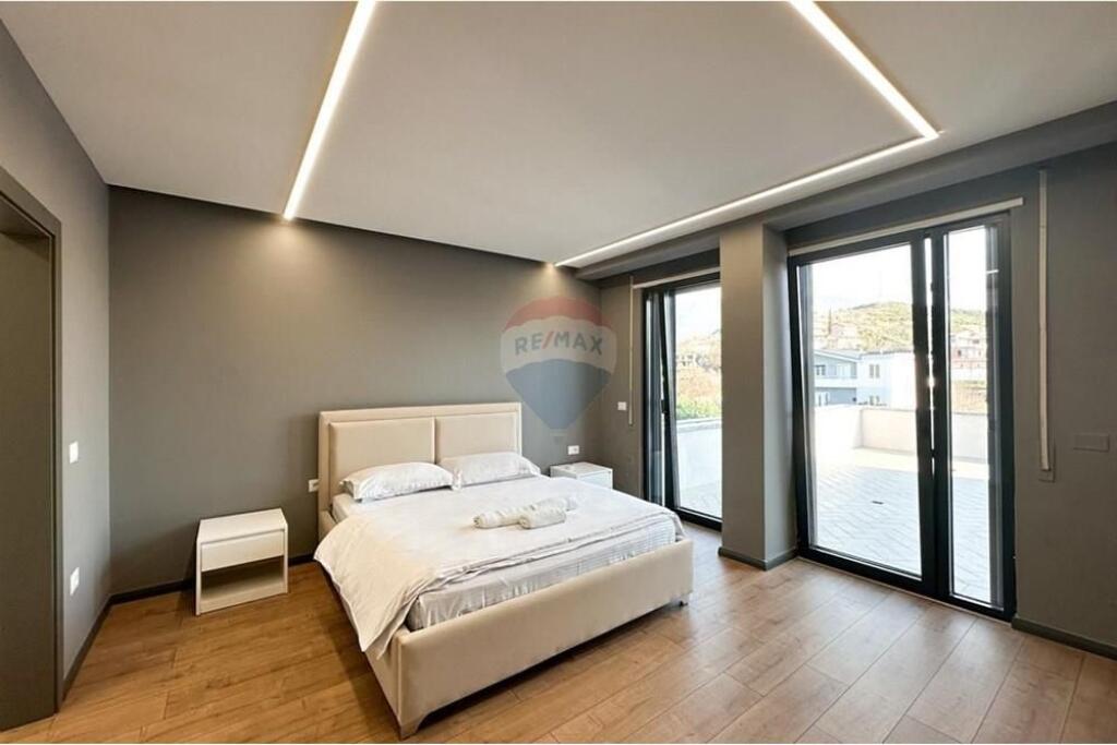 Shitet Apartament 2+1 me verandë në Farkë !