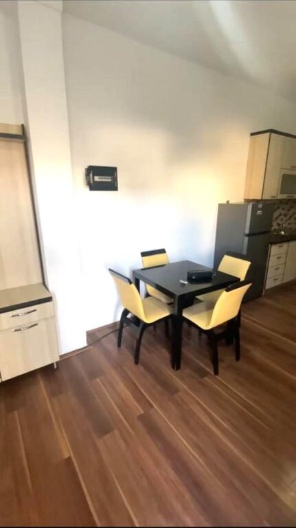 Jepet me Qira Apartament 1+1 i Mobiluar tek Liqeni i Thate ne Rrugen Peti