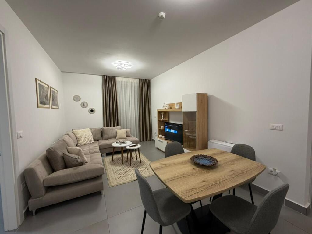 Apartament 2+1 per qira tek Montesori Schl/Liqeni i Thate.​