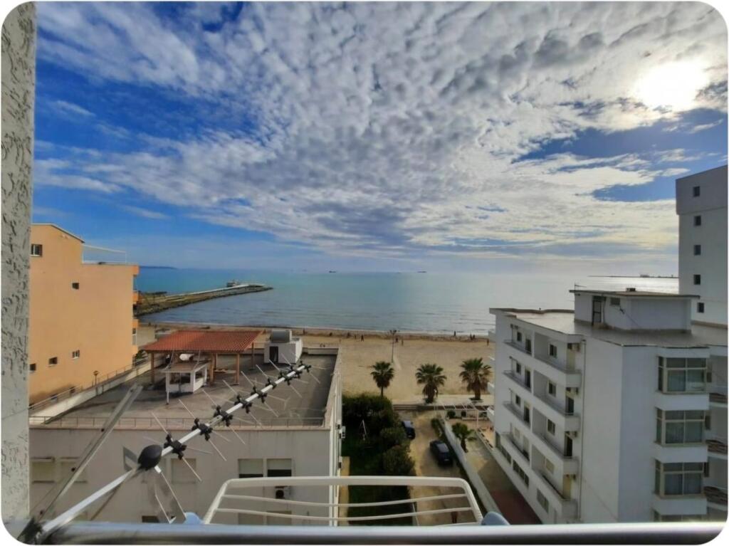 JEPET ME QERA SUPER APARTAMENT 1+1 ME PQMJE DETI NE PLAZH DURRES