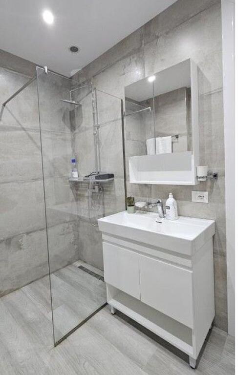 Shesim apartament 2+1+2+post parkimi tek rruga e barrikadave, kati 2-te