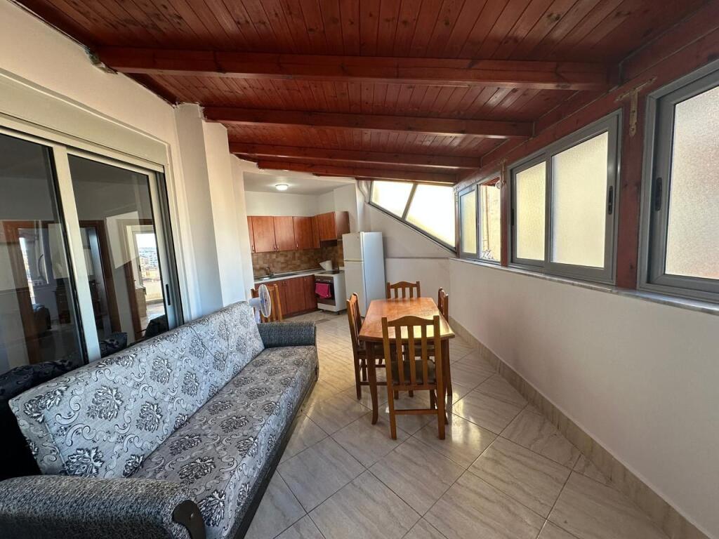Xhamllik, Apartament 2+1 Per Qira
