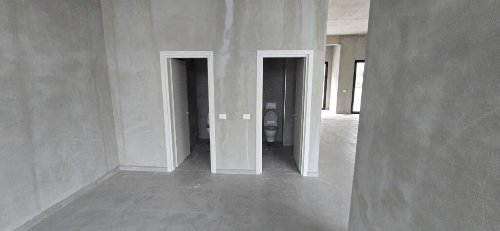 Kompleksi River Residence jepet me qera ambient biznesi,me siperfaqe 126m2 me lartesi 5 m,Bosh 1,300Euro(Neto )