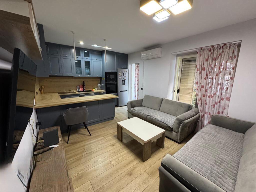 Apartament 2+1 Me Qira në Qendër të Tiranës 700 €