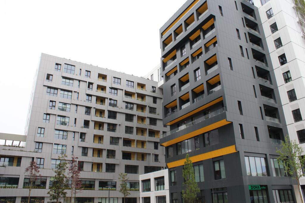 SHITET APARTAMENT 2+1, TEK ISH PARKU I AUTOBUZAVE, TIRANË!