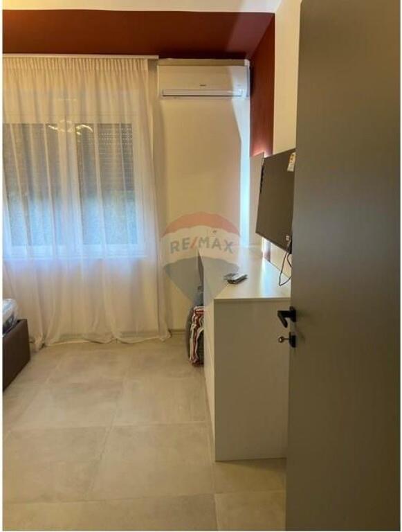 Jepet me qira apartament 2+1, Ura e Tabakëve