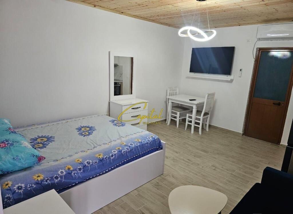 GARSONIERE ME QERA LAPRAKE 30.00 LEKE