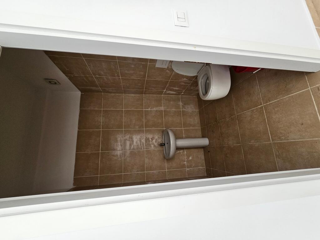 Locale commerciale 176m² presso Usluga