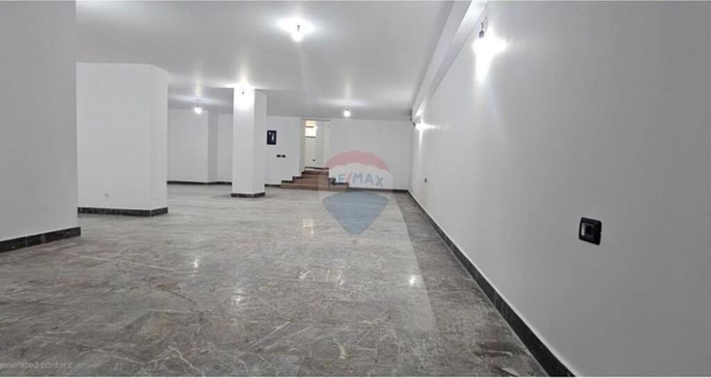 Ambient komercial për qira në zonën e Bllokut