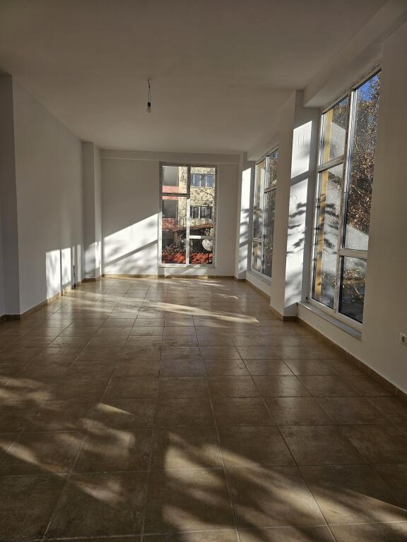 Locale commerciale 176m² presso Usluga