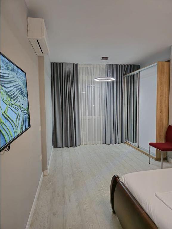 Shesim apartament 2+1+2+post parkimi tek rruga e barrikadave, kati 2-te