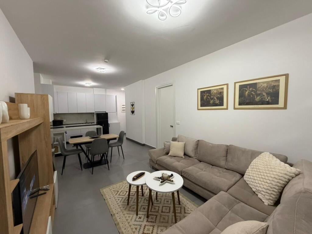 Apartament 2+1 per qira tek Montesori Schl/Liqeni i Thate.​
