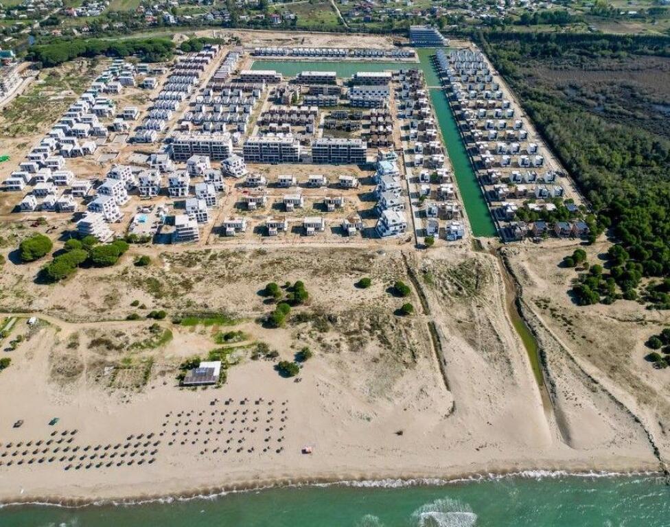 VILE TE TURQUOISE MARINA, GJIRI I LALEZIT