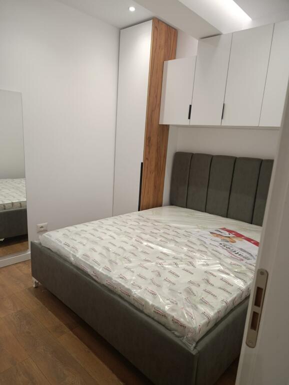 Shitet apartament 1+1 te Komuna e Parisit