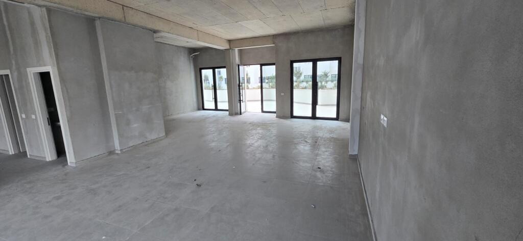 Kompleksi River Residence jepet me qera ambient biznesi,me siperfaqe 126m2 me lartesi 5 m,Bosh 1,300Euro(Neto )