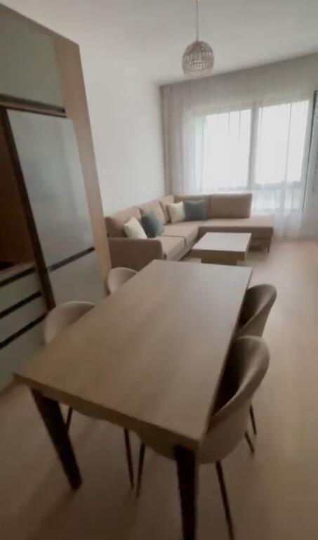 Jepet me qera apartamenti i sapomobiluar 1+1 , Rruga 5 Maj (Pallat i vitit 2025) Cmimi: 500 mije leke