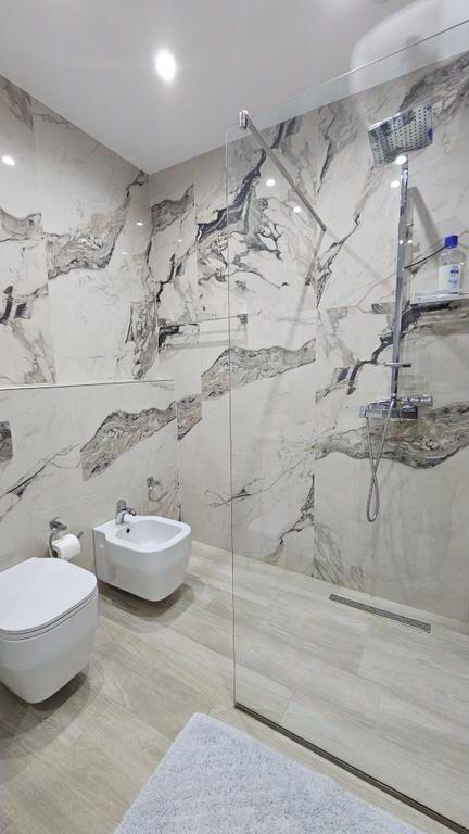 Shesim apartament 2+1+2+post parkimi tek rruga e barrikadave, kati 2-te