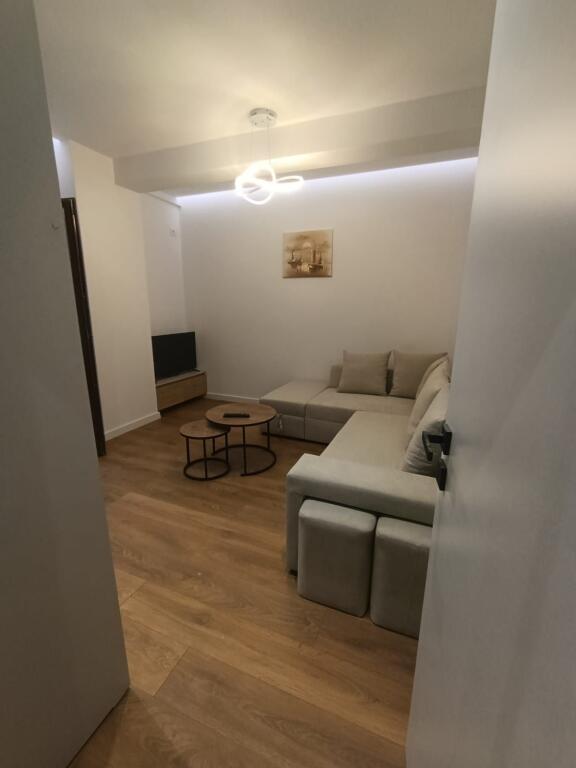 Shitet apartament 1+1 te Komuna e Parisit
