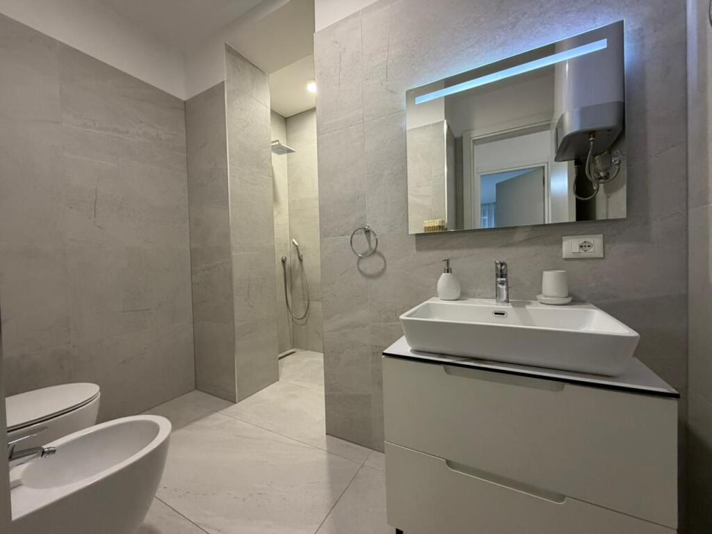 Apartament 2+1 per qira tek Montesori Schl/Liqeni i Thate.​