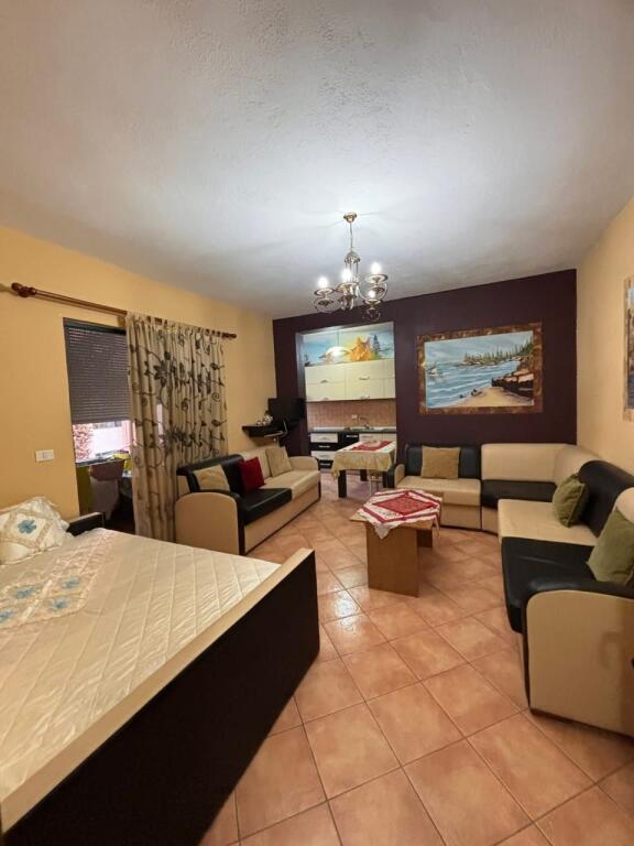 JEPET GARSIONERE ME QERA NE PLAZH