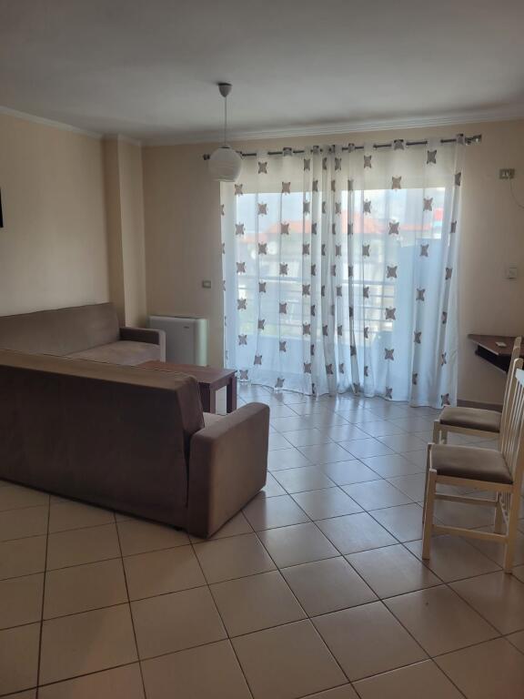 Shitet apartament 1+1 te Komuna e Parisit!