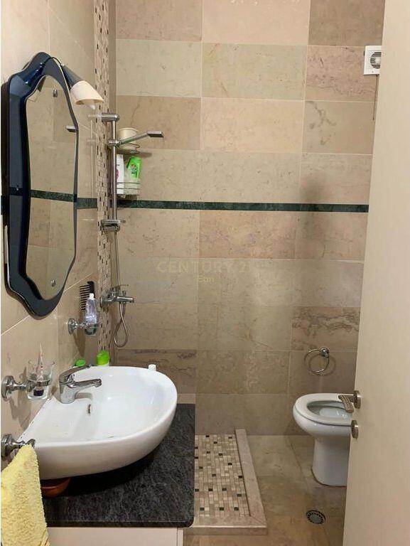 SHESIM APARTAMENT 1+1 NE TEK VALUTA, DURRES QENDER LULISHTJA 1 MAJI!