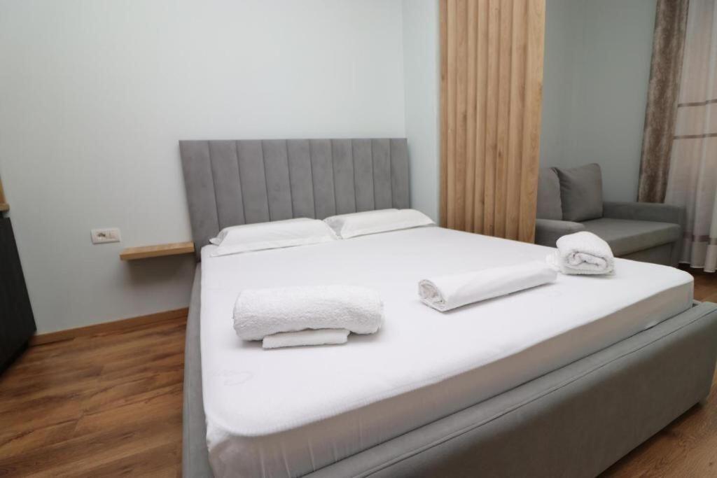 Garsoniere e mobiluar - Golem