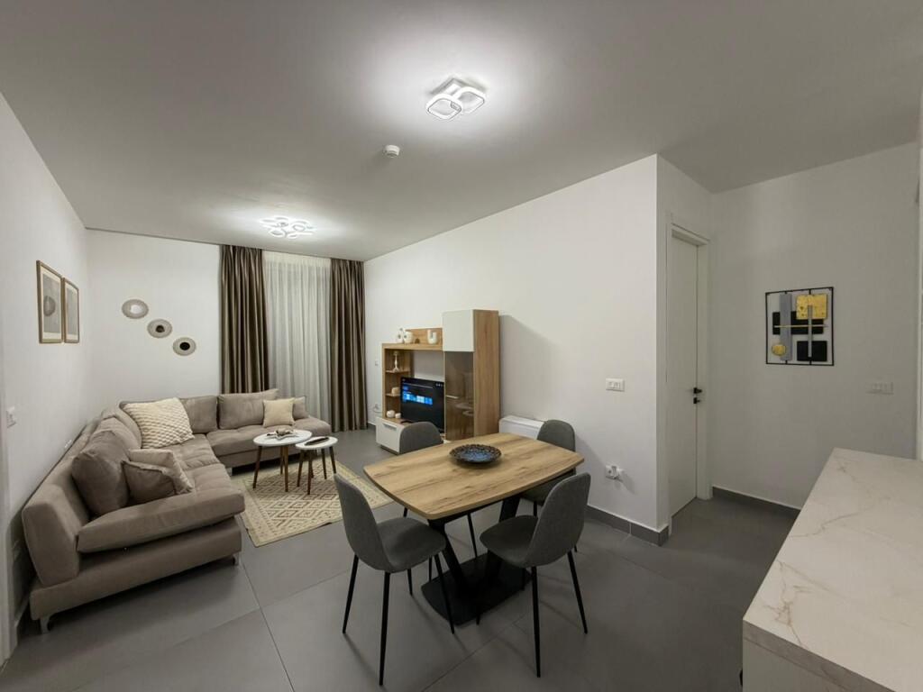 Apartament 2+1 per qira tek Montesori Schl/Liqeni i Thate.​