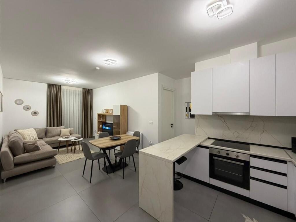Apartament 2+1 per qira tek Montesori Schl/Liqeni i Thate.​