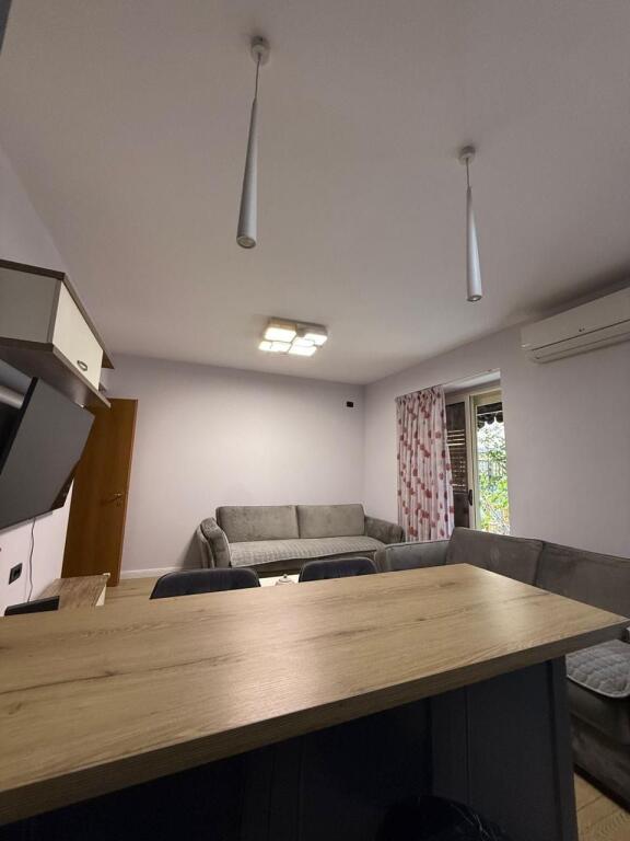 Jepet Me Qera Apartament 2+1+1 Ballkon