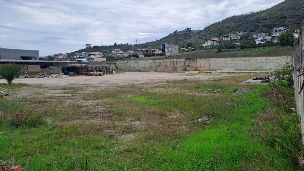 6000 M² TERRENO SULLA STRADA PRINCIPALE - PEZË-HELMES