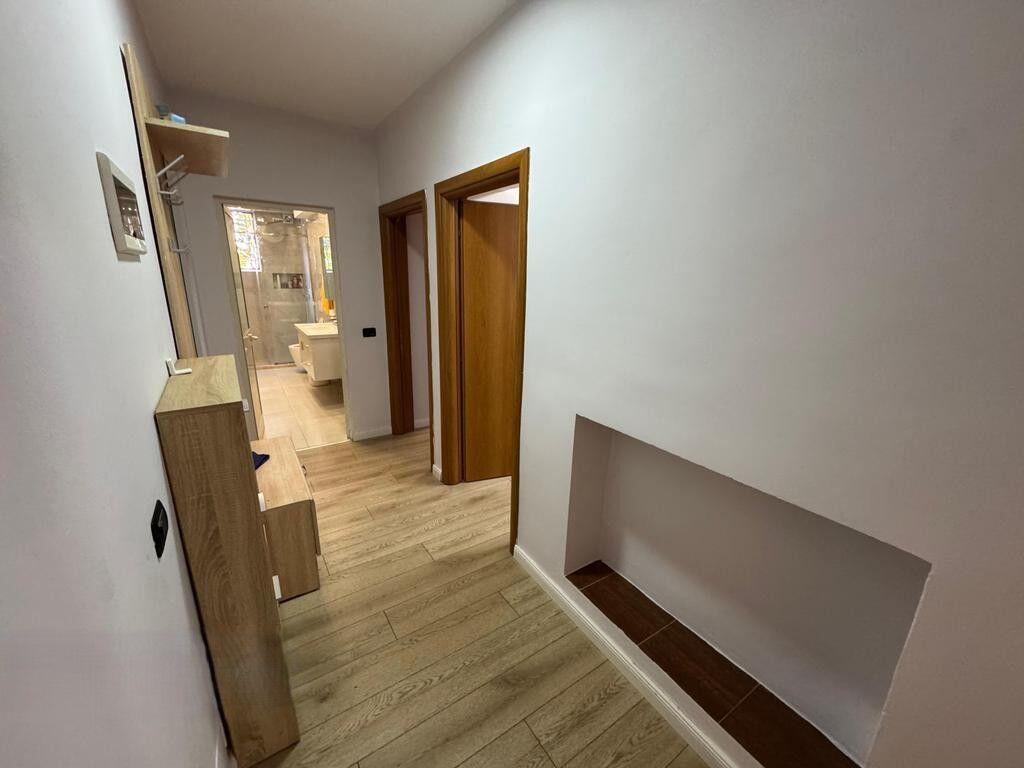 Apartament 2+1 Me Qira në Qendër të Tiranës 700 €