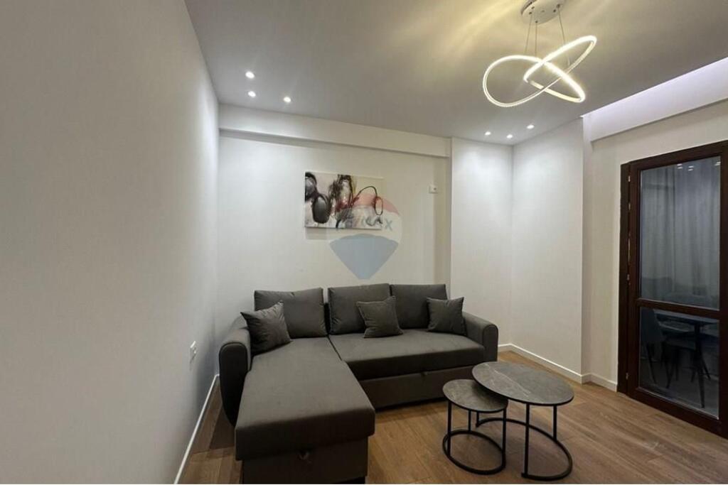 Apartament 1+1 per shitje tek Komuna e Parisit!