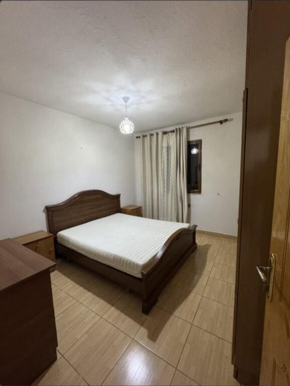 🏠 Jepet Me Qira Apartament 2+1 – Rruga Riza Kodheli, pranë Venue Club💰 Çmimi: 45,000 lekë / muaj