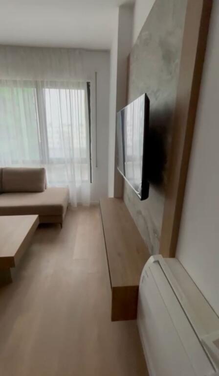 Jepet me qera apartamenti i sapomobiluar 1+1 , Rruga 5 Maj (Pallat i vitit 2025) Cmimi: 500 mije leke