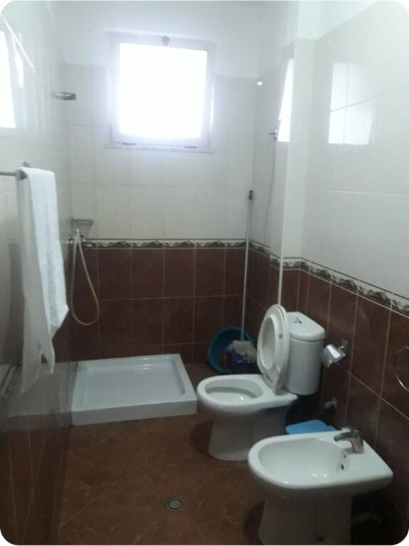 JEPET ME QERA SUPER APARTAMENT 1+1 ME PQMJE DETI NE PLAZH DURRES