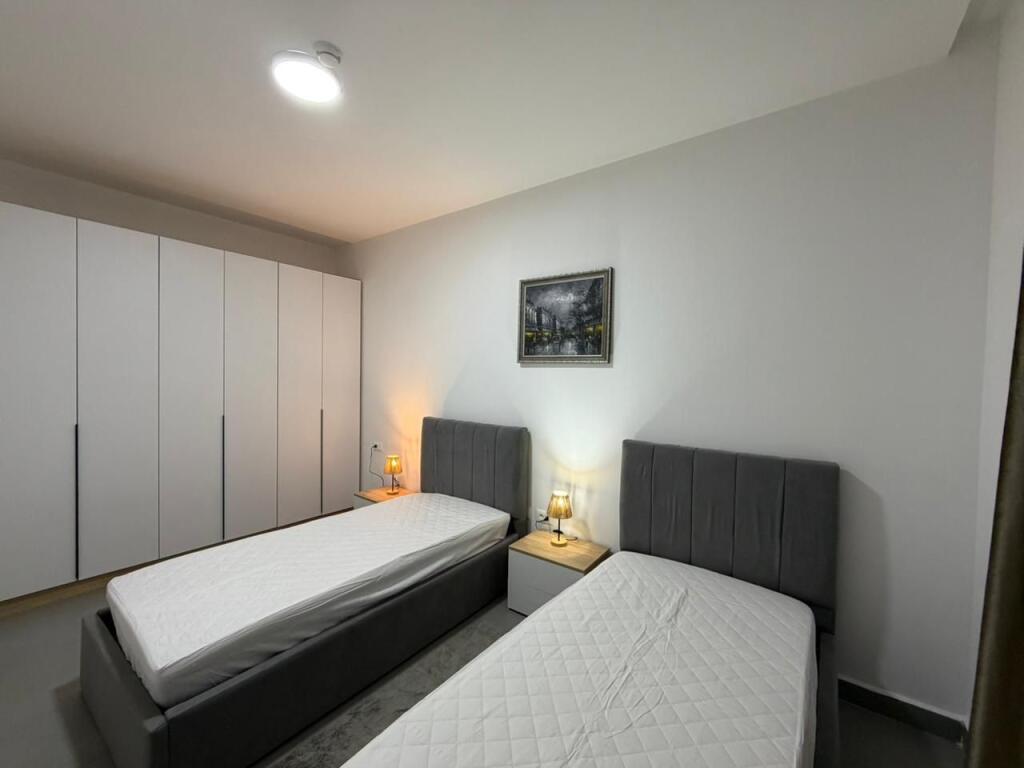 Apartament 2+1 per qira tek Montesori Schl/Liqeni i Thate.​