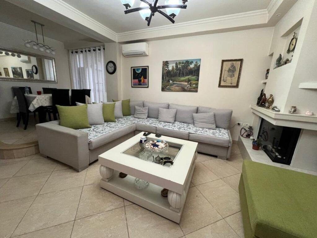 Apartament 2+1 te Libri Universitar