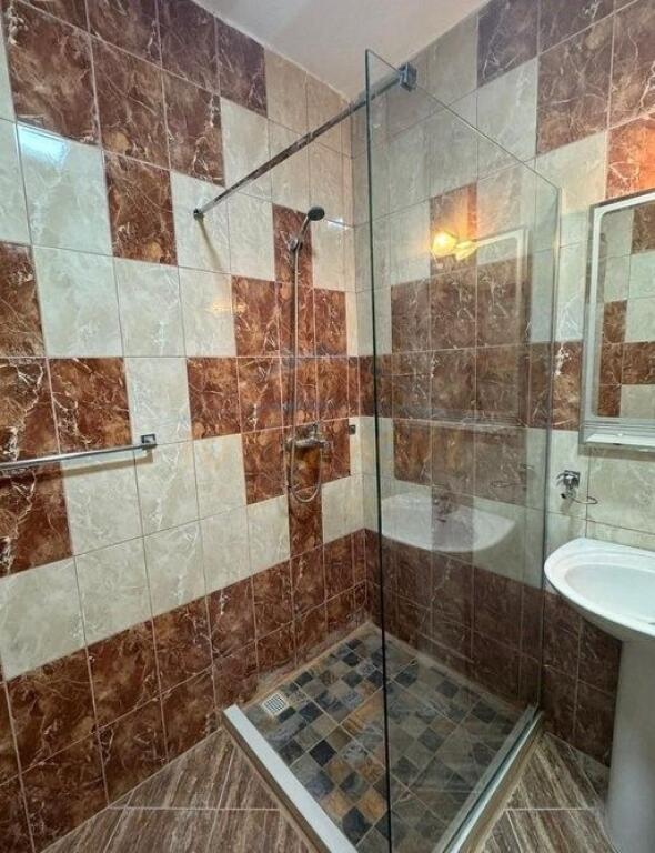 Qera, Apartament 2+1 tek Thesari, Fresku