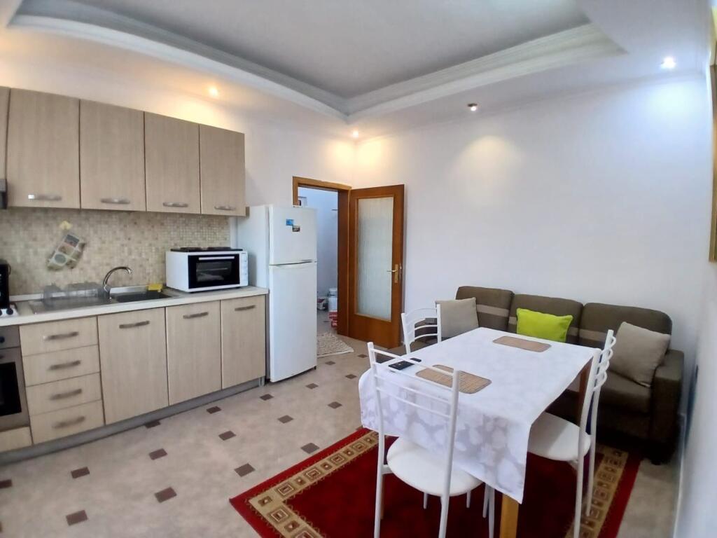 Jepet me qira 1+1 RRUGA E DURRESIT 500€