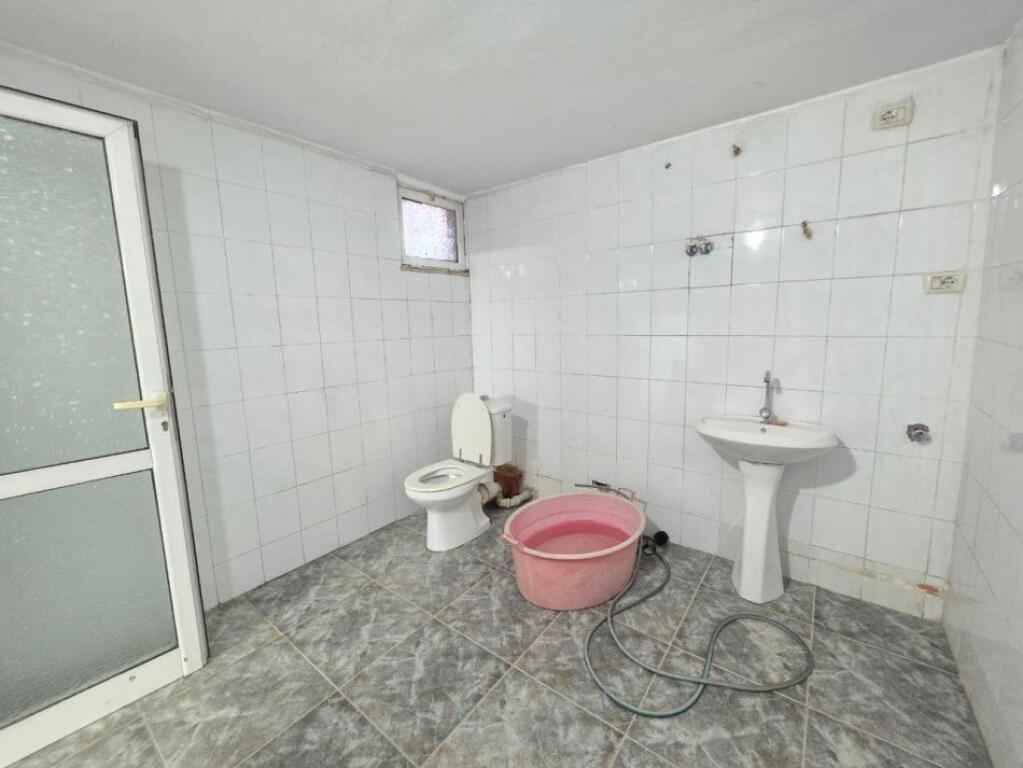 In Affitto: Locale Commerciale Sup.110m² Sulla Strada Principale📍Blocco Ville a Selite - Comune di Parigi | 800€/Mese