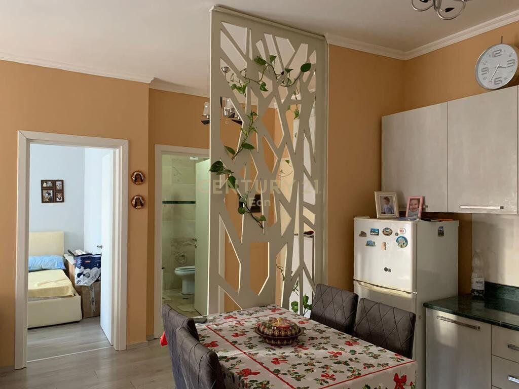 SHESIM APARTAMENT 1+1 NE TEK VALUTA, DURRES QENDER LULISHTJA 1 MAJI!