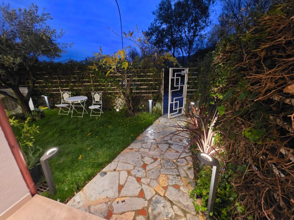 SHITET VILE E BASHKENGJITUR (ME OBORR) TEK KODRA E DIELLIT 1