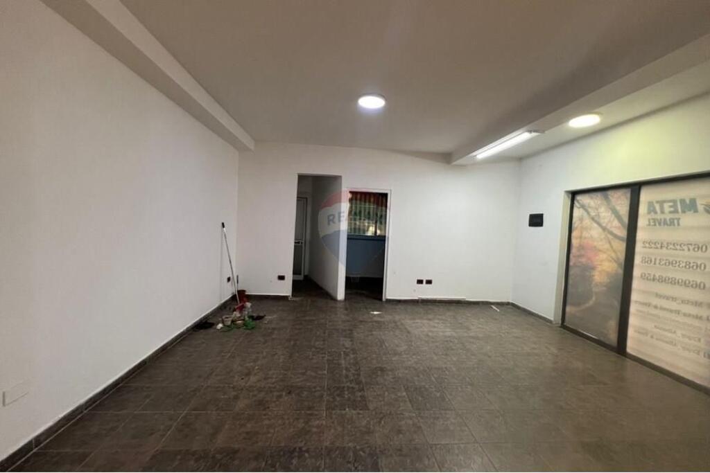 Jepet me qira zyrë 60 m² – Rruga e Durrësit, !