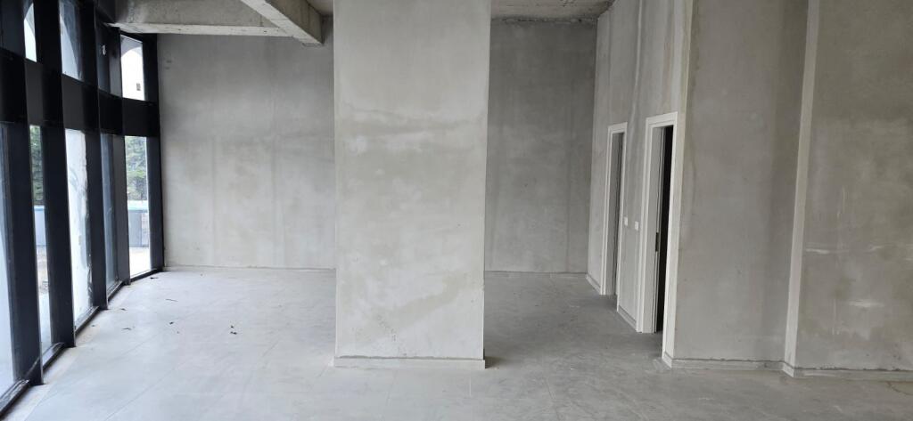 Kompleksi River Residence jepet me qera ambient biznesi,me siperfaqe 126m2 me lartesi 5 m,Bosh 1,300Euro(Neto )