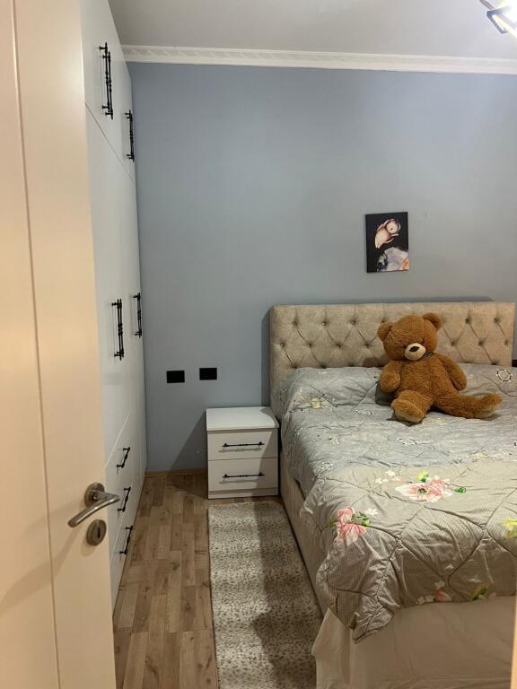 🏡 Jepet me qira Apartament 1+1 📍 Fresku, pranë stacionit të parë të autobusit, mbi pallatet e Tom Doshit 🏢 Kati 2 🛏️ 1 dhomë gjumi + sallon/kuzhinë 🌇 Orientim perëndim ❄️ Kondicioner (do të vendoset) 🚗 Parkim i lehtë në zonë  💶 Çmimi: 300 € / muaj