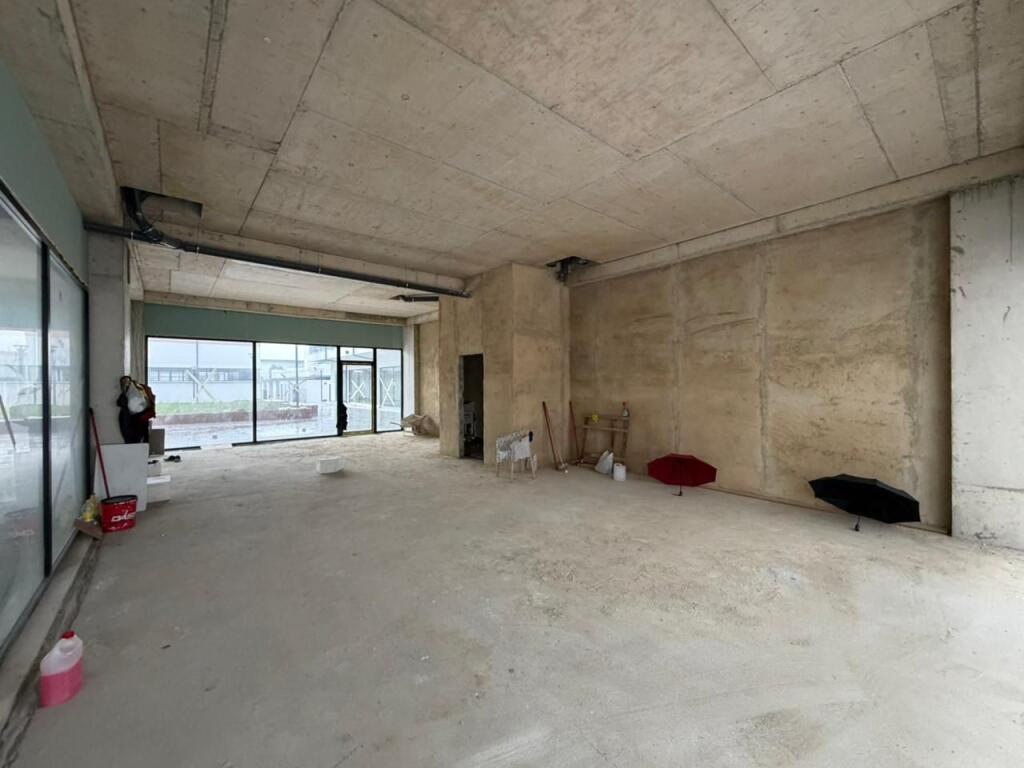 Locale commerciale in affitto presso Univers City vicino a QTU.